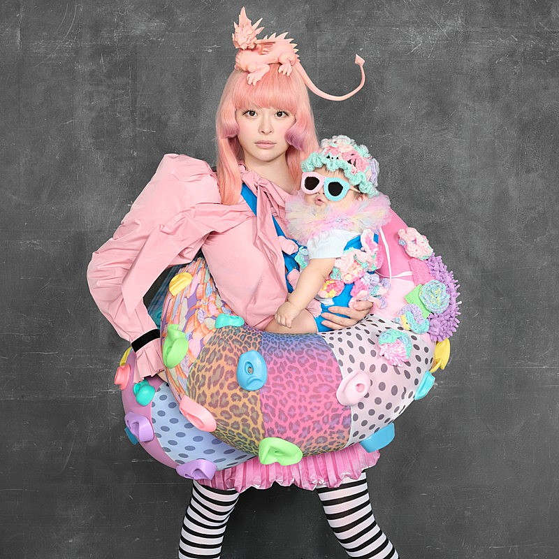 きゃりーぱみゅぱみゅ、 実の子と新曲「KURU KURU HARAJUKU」で初共演