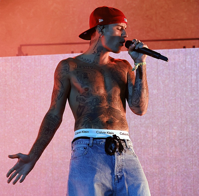 ジャスティン・ビーバー、『Swag』と書かれた看板とトラックリストでニューALを予告か