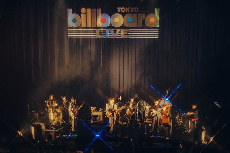 ＜ライブレポート＞Helsinki Lambda Club、結成12周年祝う初ビルボードライブ公演　トリプルファイヤー吉田がサプライズ登場 