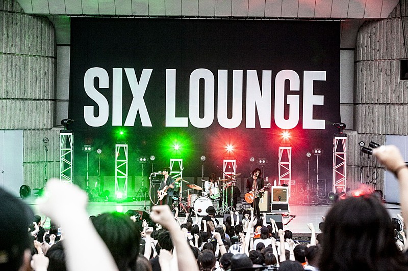 ＜ライブレポート＞SIX LOUNGE、初めての日比谷野音で鳴らした“ロックンロールの真髄”――汗も風も味方にした【“Do You Love Me?” TOUR】ファイナル