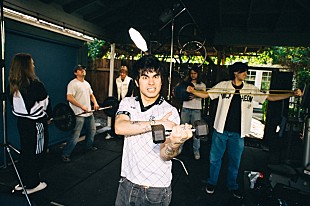 「ザ・ソフス、自身の弱さや過去の過ちをさらけ出した「DEATH IN THE FAMILY」MV公開」