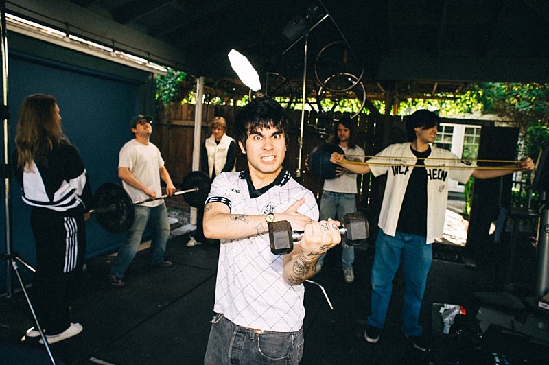 ザ・ソフス、自身の弱さや過去の過ちをさらけ出した「DEATH IN THE FAMILY」MV公開 