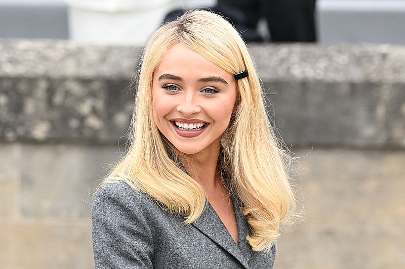 「サブリナ・カーペンター、『イーメイルズ・アイ・キャント・センド』3周年を祝う「たくさんの特別な瞬間への入り口」」1枚目/1