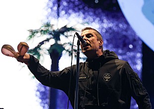 「リアム・ギャラガー、ライブMCでコールドプレイの“嫌味な”大型スクリーン不倫発覚騒動をからかう」