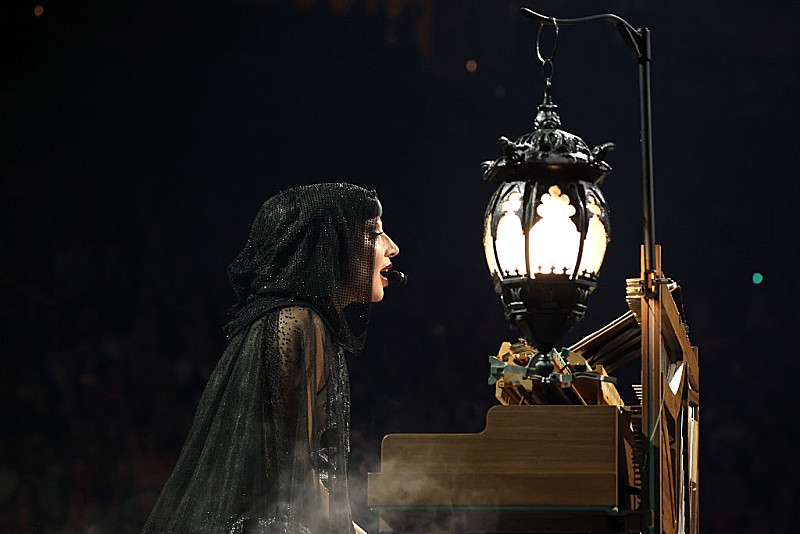 レディー・ガガ、ライブ中に転倒も見事にリカバリー 