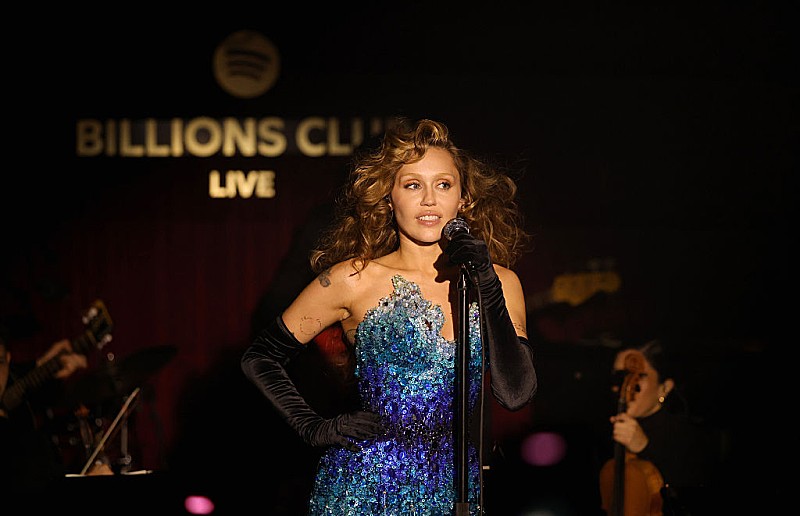マイリー・サイラス、Spotify10億再生を記念したライブの映像が配信