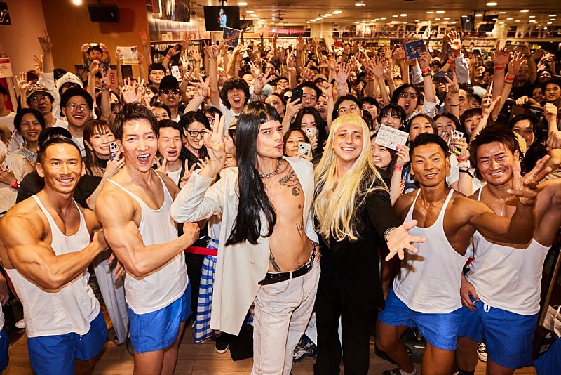 「カトリエル&パコ・アモロソが初来日、至近距離サプライズライブにファン熱狂」1枚目/3