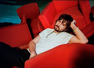 「テーム・インパラ、ダンス・ミュージックの要素を大胆に取り入れた新曲「End of Summer」公開」