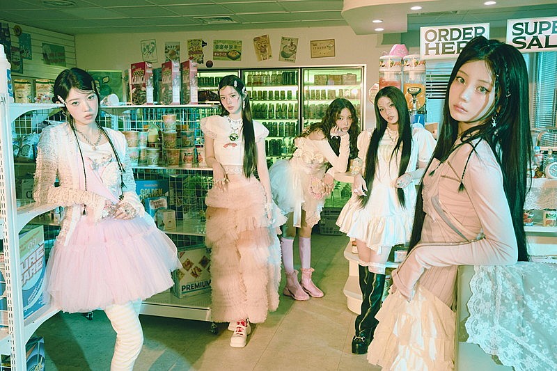 ILLIT、コンセプトフォト＆フィルム「Night Out」バージョンは“夢かわ”