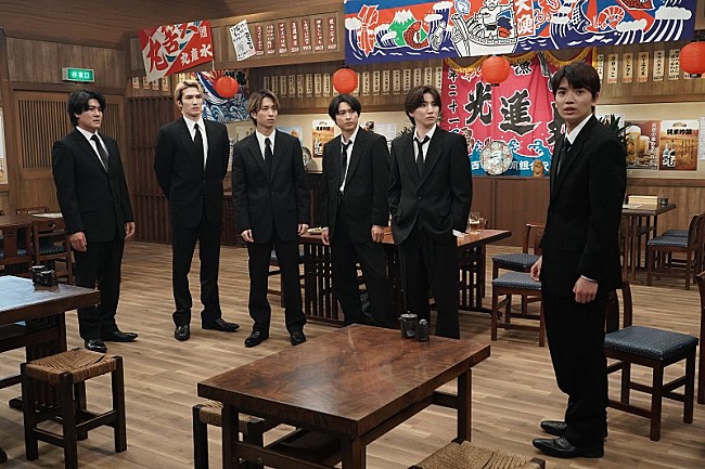 「SixTONES、約10年ぶり“6人全員揃っての芝居”にも挑戦　コント番組『ワロタ！』#2」1枚目/3