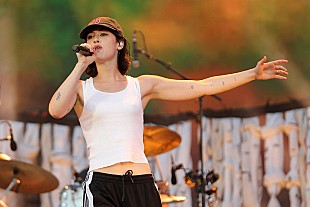 「【ロラパルーザ2025】グレイシー・エイブラムス、ロビンとファンの大合唱に包まれながら「Dancing on My Own」披露」