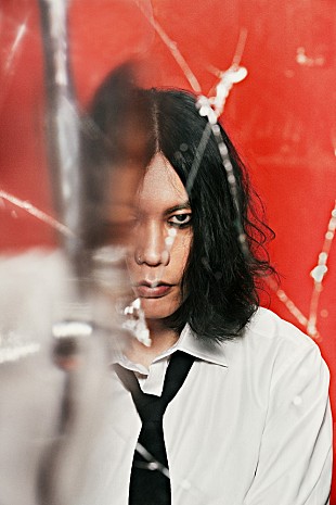 「米津玄師、「IRIS OUT」新アーティスト写真で白シャツ＆黒ネクタイをまとう」