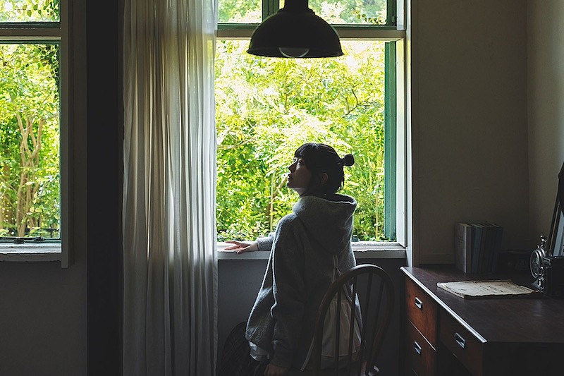 前島亜美、アニメ『不器用な先輩。』EDテーマとなるシングルCD『不器用に 君のとなり』11/12発売決定