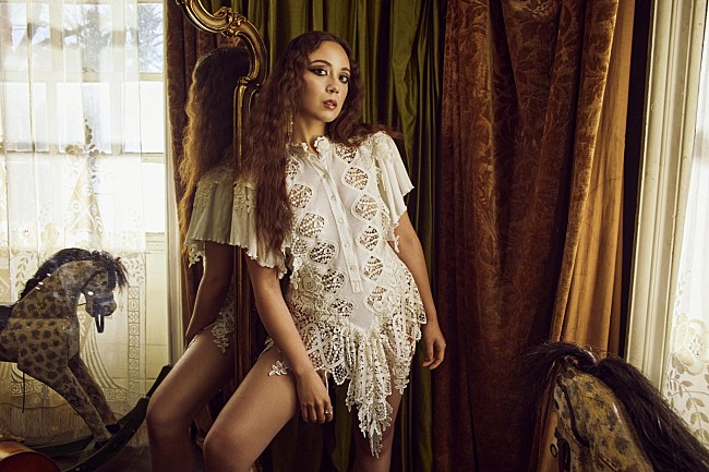 「レイヴェイ、母国アイスランドで撮影された「Snow White」MV公開」1枚目/2