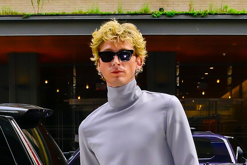 mgk、シドニー・スウィーニーとの交際の噂にコメント＆伝説的ボーイズグループとのコラボ熱望も明かす 