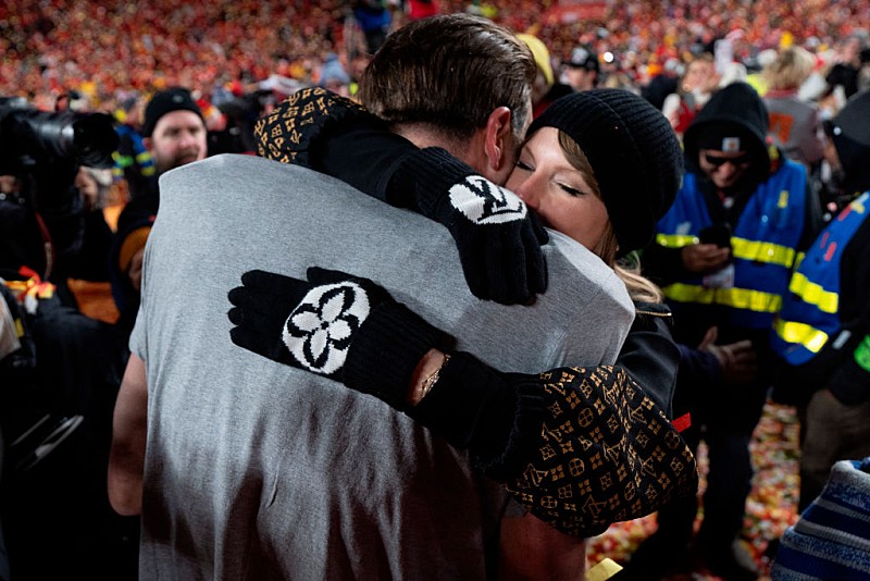 「テイラー・スウィフト、マスター音源を取り戻した瞬間にトラヴィス・ケルシーの腕の中で崩れ落ちたと明かす「ただただ号泣していた」」1枚目/1