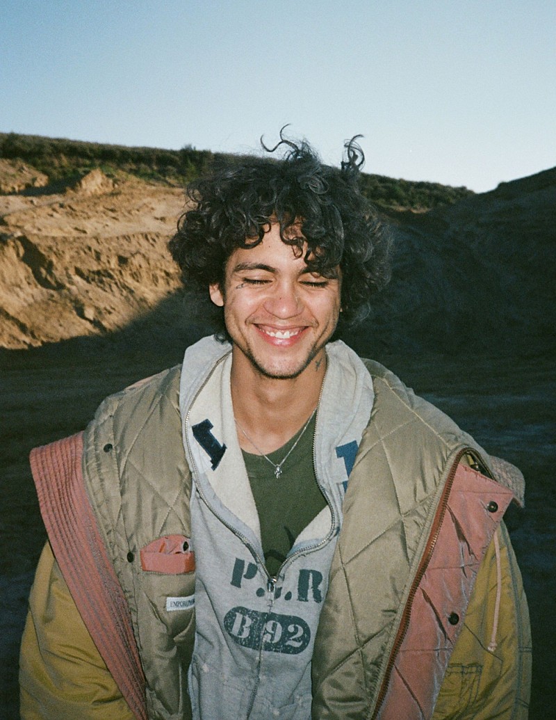 「ドミニク・ファイク、息子の名前を冠した新作『ロケット』リリースへ 一緒にステージに立つMVも公開」1枚目/2