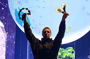 「リアム・ギャラガー、安全上の理由でオアシスのライブで打楽器を観客席に投げないと発表」