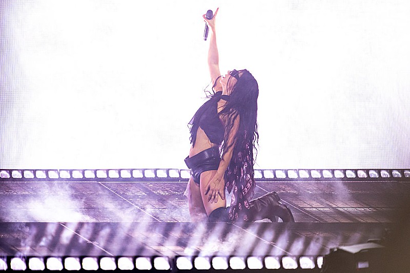 「チャーリーxcx、韓国公演で『ブラット』時代を終え映画『The Moment』を予告」1枚目/1