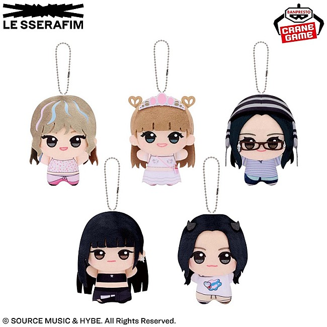 「LE SSERAFIMの限定プライズが登場、「CRAZY」衣装の“ちびぐるみ”＆“アクリルバッジ”」1枚目/2