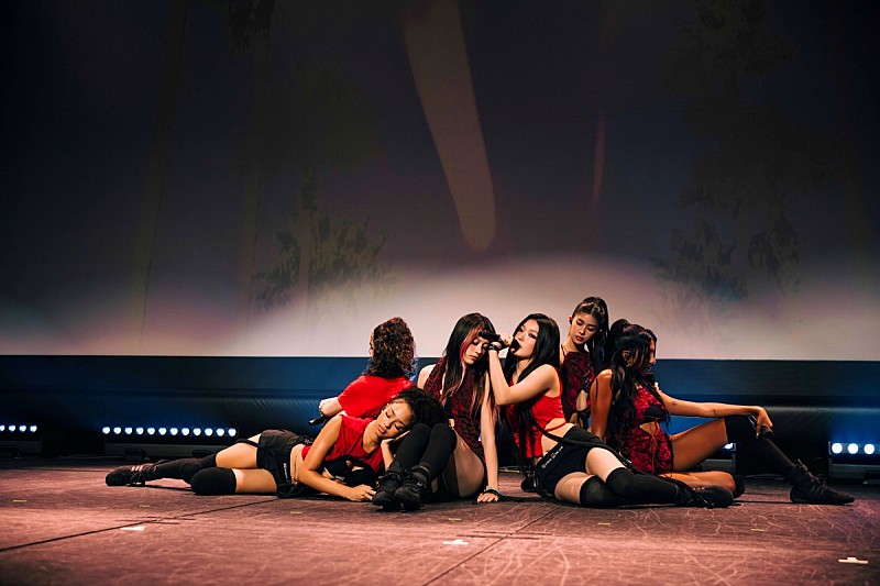 「KATSEYE、ソールドアウトの会場を魅了した日本初ショーケースのライブレポート到着」1枚目/4