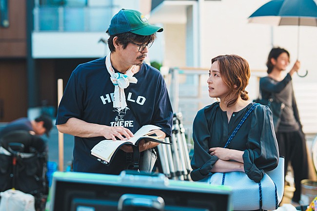 「「こんばんは、朝山家です。」「文句ばかり言ってても朝子（中村アン）は情が深い」「賢太（小澤征悦）の方がまともなことを言ってると思うこともある」」1枚目/1