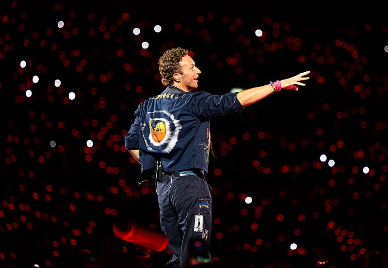 「コールドプレイ、俳優サイモン・ペッグと「A Sky Full Of Stars」披露」1枚目/1