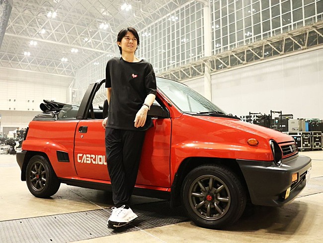 「福山雅治 配信シングル「幻界」ダウンロード予約購入キャンペーン
特別賞「福山所有の&quot;赤いオープンカー&quot;CITYカブリオレとの記念撮影」」6枚目/6