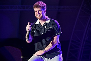 「アレックス・ウォーレン、「Ordinary」が2025年の米ビルボード“Songs of the Summer”チャート首位に」