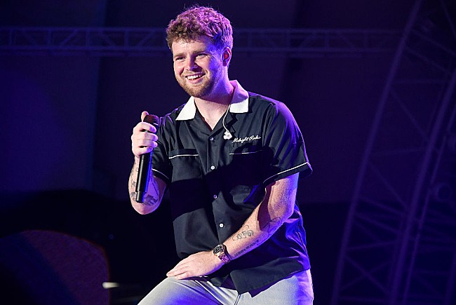 「アレックス・ウォーレン、「Ordinary」が2025年の米ビルボード“Songs of the Summer”チャート首位に」1枚目/1