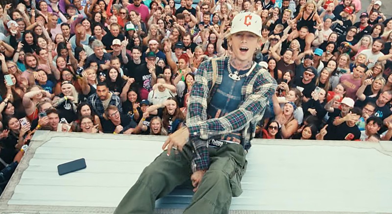 mgk、ファンも登場する「tell me whats up」MV公開