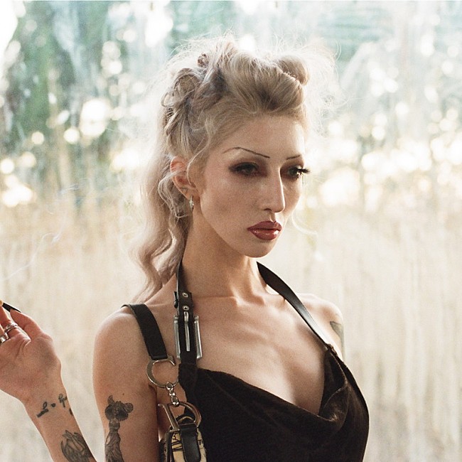 「歌代ニーナ、映画『プラダを着た悪魔』ミランダに愛を込めた新曲のMV公開」1枚目/2