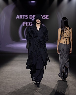 「金城碧海（JO1）、全身ブラックの衣装でランウェイデビュー」