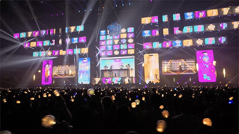 「『Ado Puts On Quite The &quot;Show&quot; With An Epic Arena Performance | Global Spin』」3枚目/5