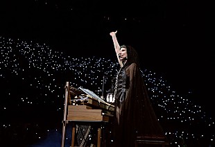 「レディー・ガガ、米TVパフォーマンスで「Vanish Into You」を大胆に再構築」