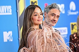 「タイカ・ワイティティ＆リタ・オラ、大失敗に終わった【ファイア・フェスティバル】を題材にしたミュージカル企画中「刺激的で奇妙で大惨事になりかねない」」