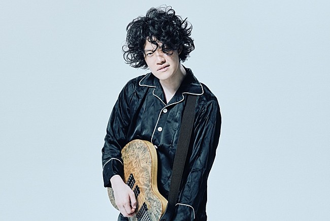 「粗品、「直人とお母さんの歌」MVで目に涙を浮かべて歌う　新アーティスト写真も公開」1枚目/4