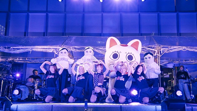 「アイナ・ジ・エンド、歌舞伎町ゲリラフリーライブより「革命道中」映像公開」1枚目/2