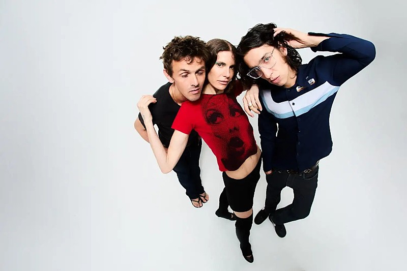 バー・イタリア、新曲「rooster」のライブ・パフォーマンス映像公開