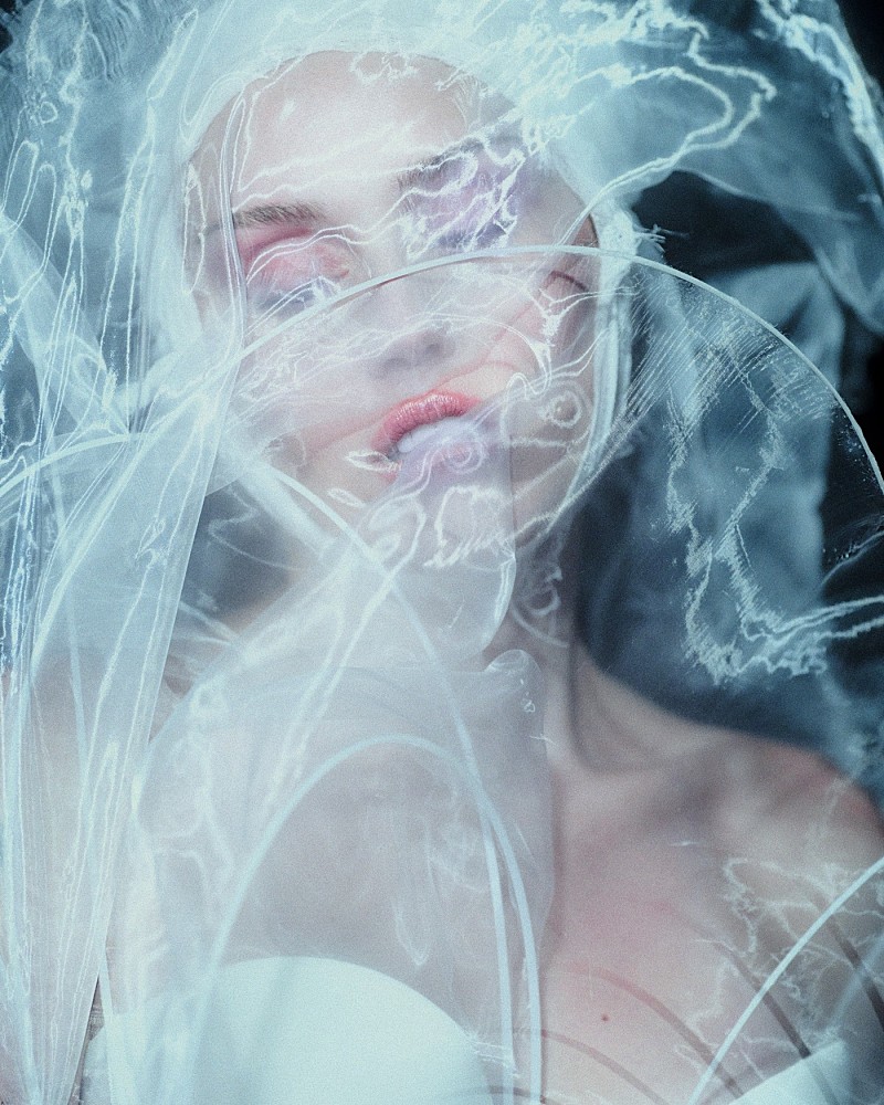 マイリー・サイラス『サムシング・ビューティフル』DX版配信、L・バッキンガム＆M・フリートウッド／D・バーン参加 