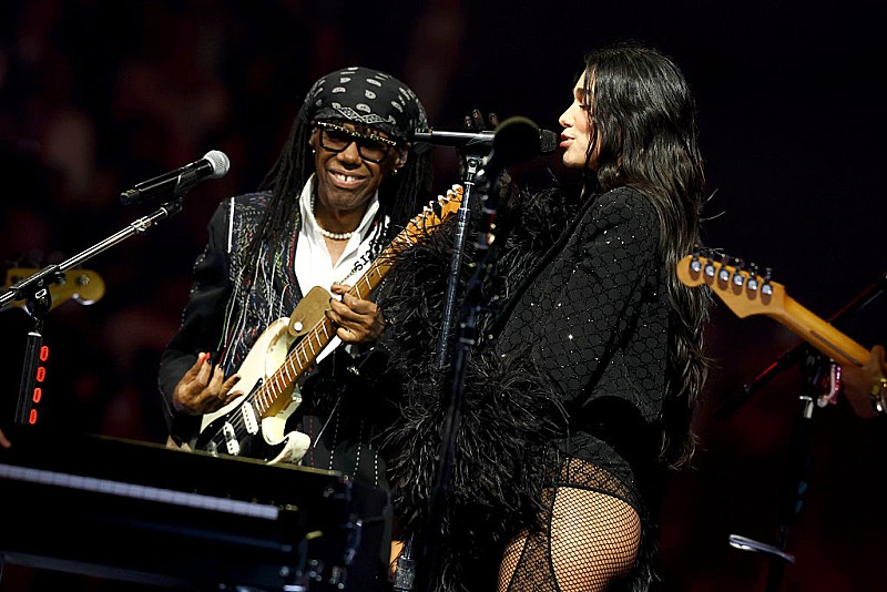 デュア・リパ、ナイル・ロジャースと「Le Freak」をNY公演で披露 