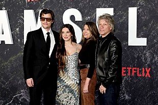 「ジョン・ボン・ジョヴィ、息子ジェイクとミリー・ボビー・ブラウンが養子を迎えて以来“めんどくさいやつ”になったと語る」