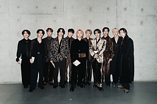 「INIがイタリアへ、エンポリオ アルマーニのコレクションショーを鑑賞」