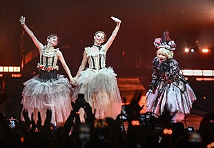 「レディー・ガガ、「The Dead Dance」を『ウェンズデー』キャストとパフォーマンス」