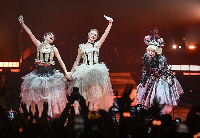 「レディー・ガガ、「The Dead Dance」を『ウェンズデー』キャストとパフォーマンス」1枚目/10