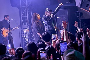 「＜ライブレポート＞トム・グレナン初単独公演で魅せた、進化し続ける表現者の姿──力強い声に宿る人生の輝き」