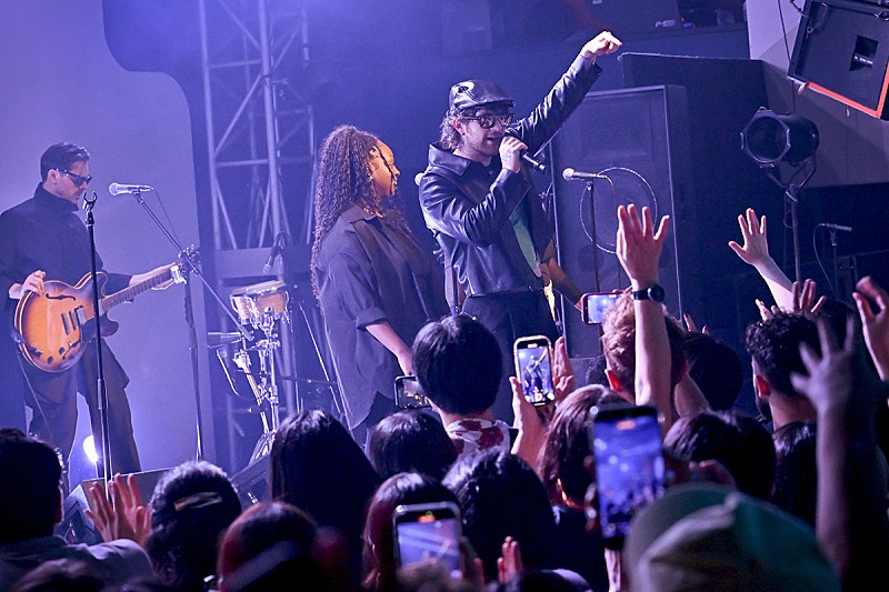 ＜ライブレポート＞トム・グレナン初単独公演で魅せた、進化し続ける表現者の姿──力強い声に宿る人生の輝き