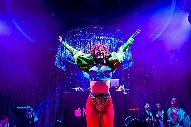 「ドージャ・キャット、『SNL』に初出演し最新AL『ヴィー』より2曲披露」1枚目/1