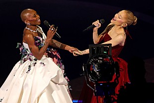 「アリアナ・グランデ、シンシア・エリヴォとの3年前の「Popular」リハーサル映像を公開」