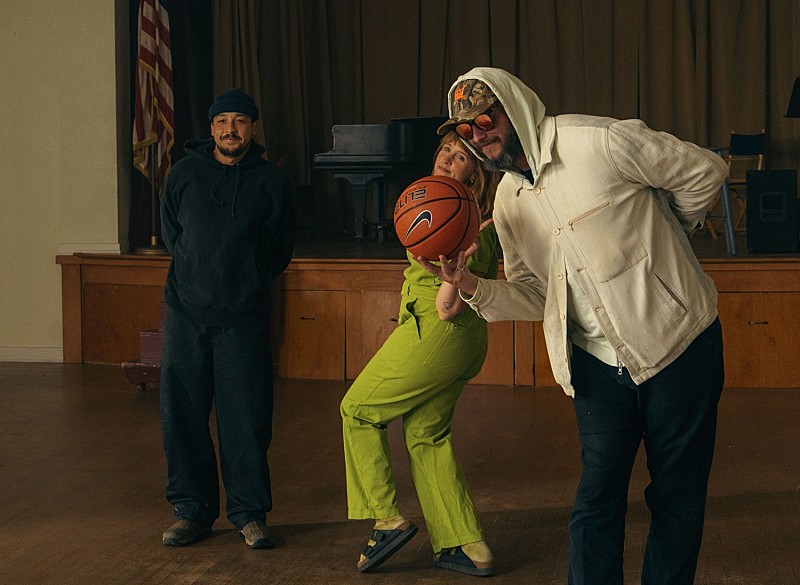 「ボン・イヴェール「Day One (ft. Dijon & Flock of Dimes) 」MV公開、ジェイコブ・エロルディら出演」1枚目/2